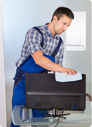 Agent de ménage masculin, nettoyage d'un bureau de travail