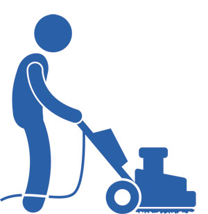 Agents d'entretien avec machine de nettoyage industriel au travail