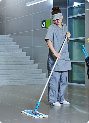 Femme faisant du nettoyage à La Garde